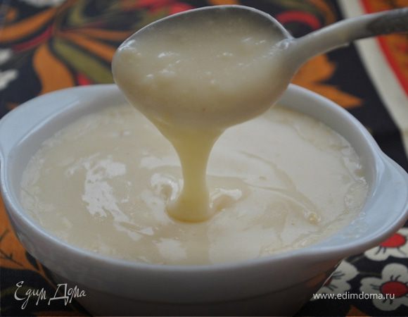 В кастрюльке разогреть масло, всыпать муку и готовить помешивая на среднем огне 2 минуты.
Постепенно, маленькими порциями, вливать и тщательно размешивать, куриный бульон, затем сливки.Варить до загустения.
Всыпать сыр и готовить еще 2 минуты.
Смачного!