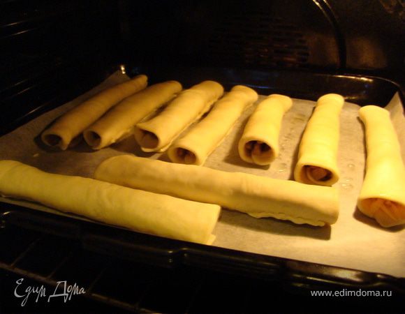 Не хотелось делать прямоугольные слойки, по этому решила завернуть трубочками. Тесто разрезала на части и каждую часть еще раскатала. На край выложила грибы и завернула. грибы закончились и вышло еще 3 штучки с тертым сыром. Выпекала буквально минут 7. Максимум 10 в разогретой духовке при 175 градусах. 