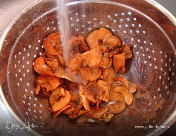 Сушки я предварительно замачиваю в воде на минут 5. Затем хорошо их вымываю, чтобы узвар был прозрачным. 