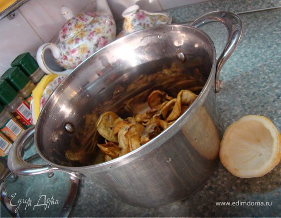 Заливай чистой водой, желательно с фильтра. И ставлю на огонь. 
Когда в каком-то рецепте нужен сок лимона, я его выдавливаю и делаю "чашечки" с половинок лимона, вынимая с них остатки мякоти. Потом я их использую в узваре, так как очень люблю привкус цитруса. Я бросила 3 ложки сахара (на 3 л. кастрюлю) и совсем чуть-чуть молотой корицы. 
Еще сегодня готовила карамелизованные апельсины, и с них остался сироп. Его я тоже немного добавила. 