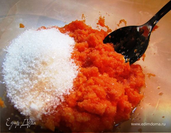 В блендере измельчаем сырую морковь и половину грейпфрута до состояния пюре, добавляем сахар, перемешиваем,