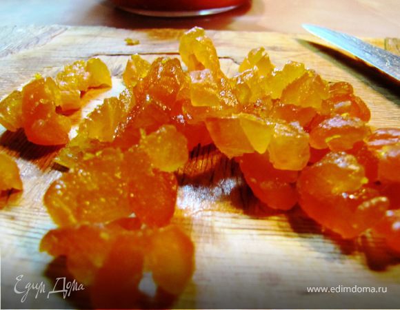 курагу нарезаем на небольшие кусочки.