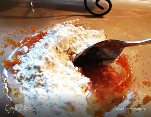 В пюре добавляем муку, масло, соду и хорошенько перемешиваем ложкой,