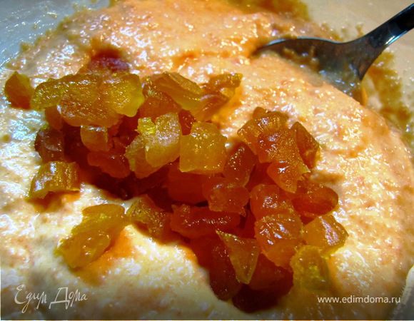 На последок в тесто добавляем курагу, снова тщательно перемешиваем, 