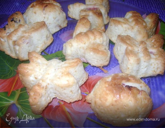 Смешиваем очень мягкий маргарин, яйцо и сметану, ванильный сахар. Отдельно смешиваем муку, порошок для выпечьки, сахар. Соеденяем две масы. Викладиваем в смазаные формочки кексов. И выпикаем при температуре 180 градусов 15-20 минут.( в оригинале рецепта муки было 2 стакана, все наверное зависит от густоты сметаны). Тесто должно получится достаточно густым.  Малину вставляем в тесто в кексницах.