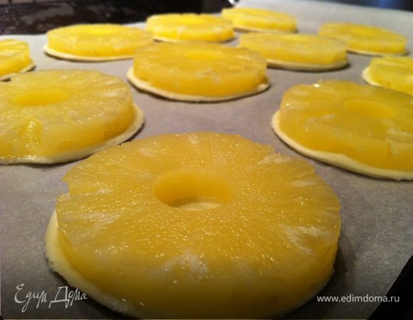 На каждый кружок положить по ананасовому колечку. 