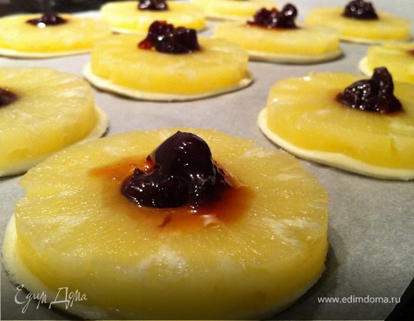 Сверху положить вишенку. У меня было вишневое варенье. Можно брать любую ягоду: сушеную, вяленую.