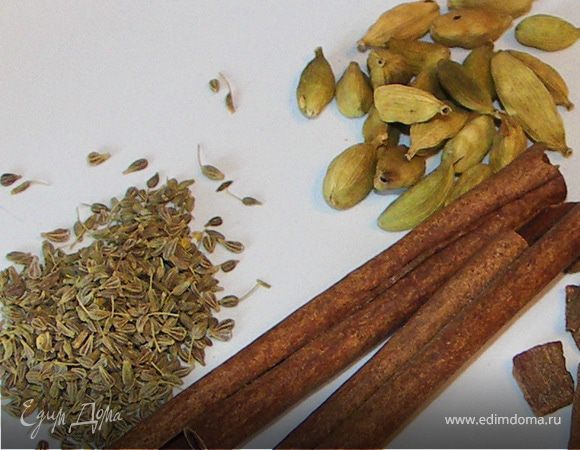 Измельчите и смешайте пряности. 