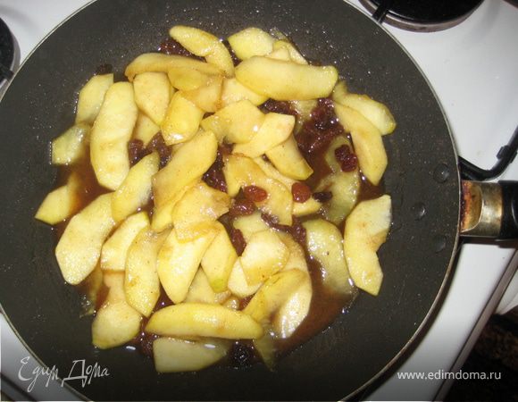 Яблоки почистить, порезать на дольки и поджарить на масле с сахаром минут 5-7.