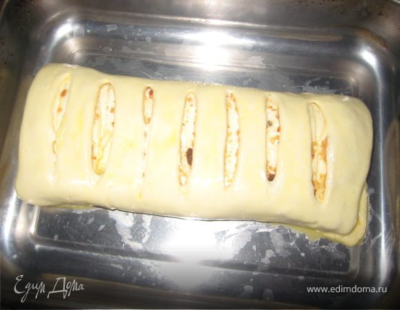 С одной стороны выложить начинку, оставив с краешку по полтора см.Посыпать сверху корицей.Свернуть рулет.Протвень смазать растительным маслом, выложить рулет ,смазать рулет яйцом и сделать небольшие надрезы. Не до конца, только сверху.