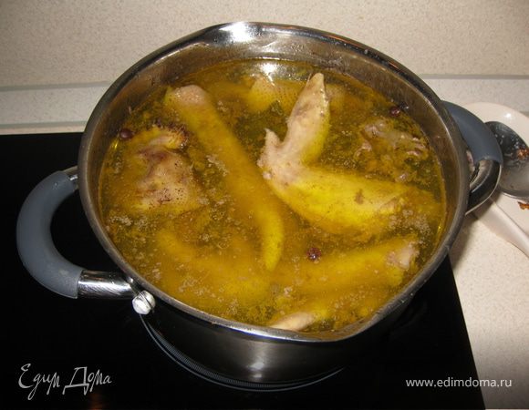 Подготовить бульон - отварить курицу, добавить лавровый лист и парочку горошин душистого перца, немного посолить и проварить еще минут 10...
Очистить картофель.