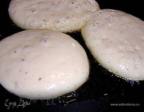 Разогреваем на сковороде масло, и столовой ложкой выкладываем наше тесто небольшими кружочками на сковороду,