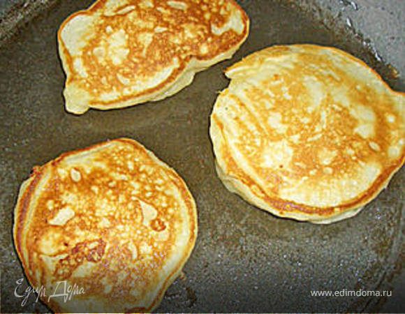 таким образом выпекаем наши оладьи с обеих сторон. Затем подаём на стол оладьи с персиками и посыпаем их сахарной пудрой. Приятного аппетита!