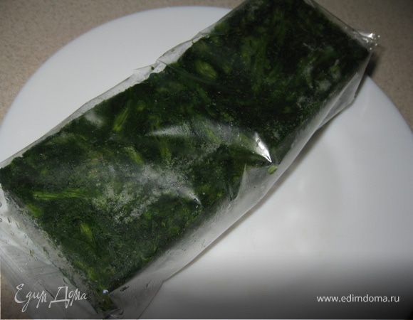 Затем в кастрюлю отправить шпинат, еще раз подсолить и варить около 5 минут. 