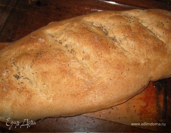 Растворить дрожжи с сахаром в 100 мл. теплой воды. Добавить 3 ст.л. пшен. муки. 30 мин. Высыпать на стол обе муки горкой. Сделать ямку диам. ок 10 см. Влить масло без запаха и опару. Постепенно добавляя оставшуюся воду и подмешивая муку с краев замесить тесто. Когда тесто мягкое и совсем немного липнет к рукам добавить тыквенное масло. Немного вымесить. Станет отставать. 1,5-2 часа должно расстояться и увеличиться прим. в 2 раза. На слегка присыпанном мукой столе еще раз вымесить, сформировать невысокую  буханку. Расстоять 1 час. Присыпать тмином. 220 С (электро), 25 мин на второй полке сверху. Достать, накрыть полотенцем на 5 мин, остудить на решетке. Приятного аппетита!