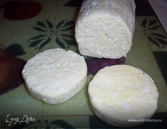 Творог смешать с яйцами, манкой и кукурузной мукой. Посолить и оставить на некоторое время, что бы манка набухла. Затем добавить муки постепенно (все зависит от влажности творога и величины яиц, может мука и не понадобится или ее потребуется меньше(больше).
замесить тесто и скатать его колбаской.