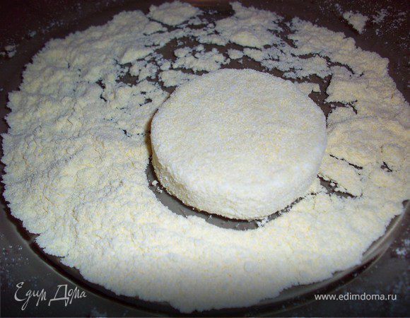 Для сырников нарезать на кусочки толщиной 1 см.
Запанировать в кукурузной муке.