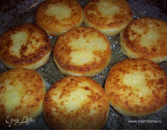 Сырники обжарить на растительном масле до золотистой корочки.