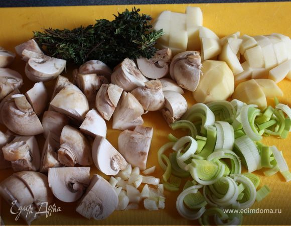 Картофель порезать кубиками. Грибы на 4 части. Лук - полукольцами. Чеснок крупно порезать. Тимьян связать в пучок.