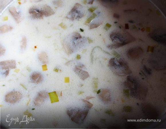 Когда картошка будет готова, вытащить тимьян. Влить сливки. Посолить. Довести до кипения. Снять с огня.