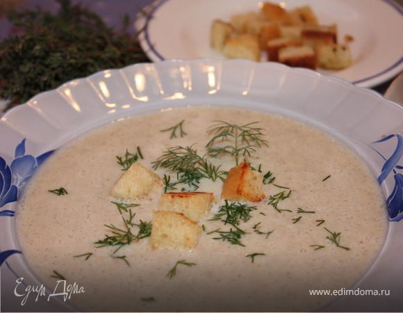Взбить блендером. Подавать с сухариками. Украсить зеленью. Приятного аппетита!