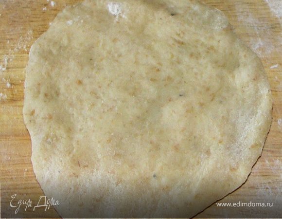 Из теста сформируйте шарики величиной с маленький лимон. Расплющите руками в лепешку.