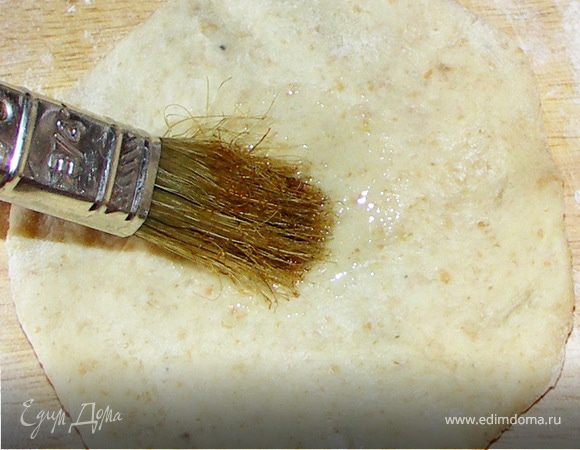 Смажьте маслом.