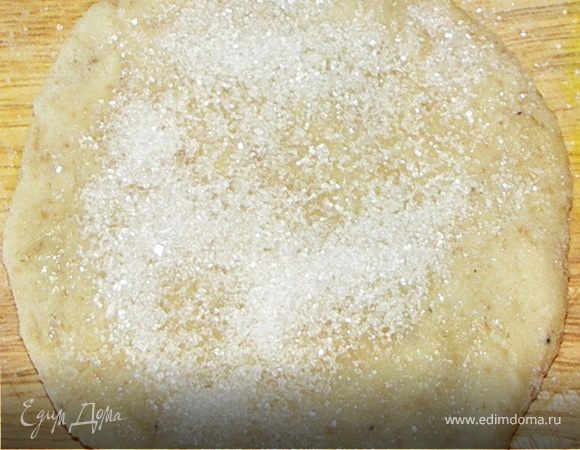 Посыпьте сахаром.