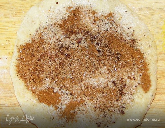 Посыпьте пряностями. 