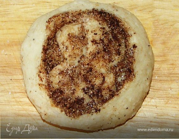 Выверните в разрез внутреннюю часть булочки.