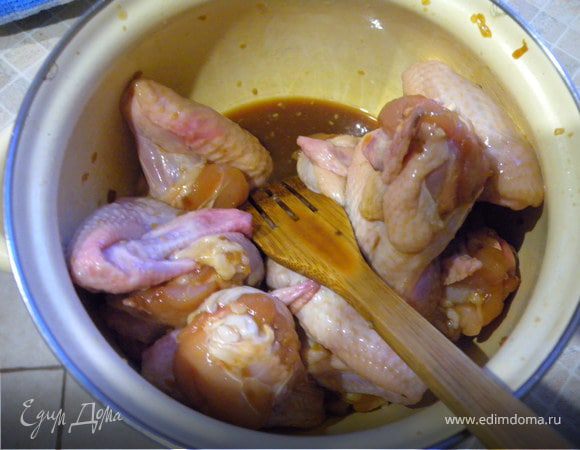 Если у вас нет такого соуса - не беда (пока что, но обязательно купите, не пожелтеете...). Чтобы получился подобный соус - смешайте соевый соус (классический), тертый корень имбиря, подавленный чеснок, кунжут, тертый лук (на картофельной терке), растительное масло...