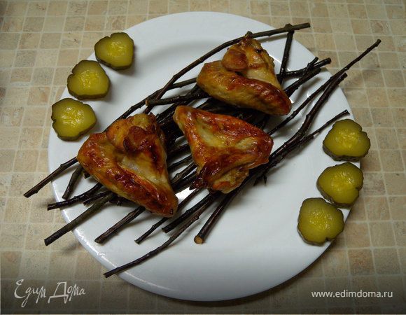 "Грилить" до готовности (переворачивать пару раз).  Подавать с солененьким огурчиком и запеченной картошчкой (в фольге, или без, в той же духовке, одновременно с крылышками)... 