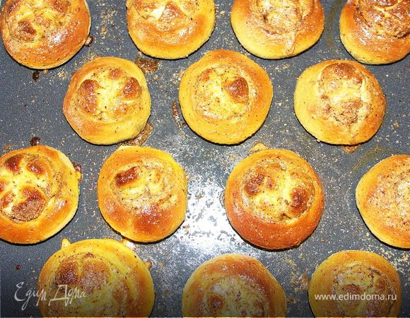 Булочки выложите на смазанный или посыпанный мукой противень, накройте тонким полотенцем и оставьте на 40–60 минут. Прогрейте духовку до 180–190°C. Выпекайте булочки около 20 минут. Практически готовые булочки смажьте медом, разведенным в 2 частях воды. Отправьте в духовку на 3 минуты.