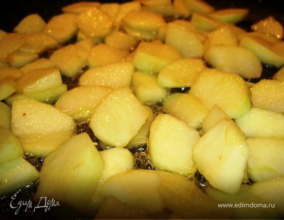Яблоко очищаем и нарезаем небольшими кусочками. Распускаем масло на сковороде и всыпаем сахар. Через 1-2 минуты добавляем яблоко. Помешивая готовим на сильном огне 5 минут.