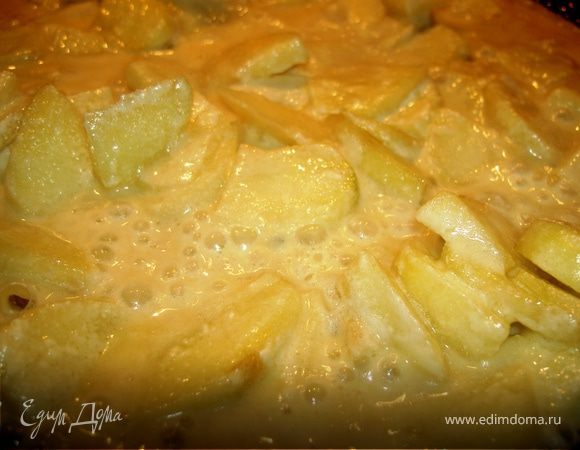 Вливаем кальвадос и поджигаем. Как только погаснет, добавляем сливки и корицу. 5 минут на небольшом огне.