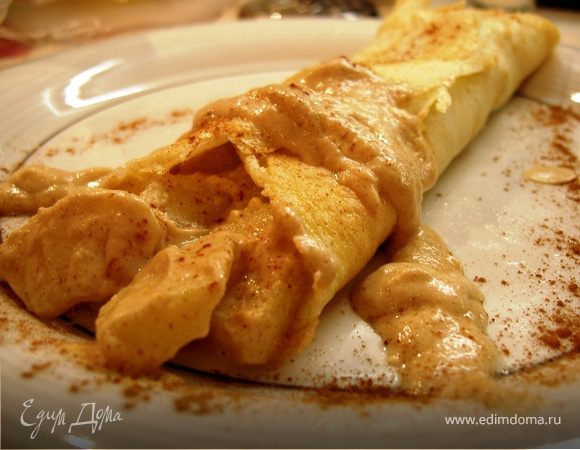 Выпекаем два блинчатых омлетика из яиц с солью и сахарной пудрой слегка взбитых венчиком.
На блинчики выкладываем яблочную начинку и сворачиваем рулетики. Сверху полить соусом (если остался) и припорошить корицей.