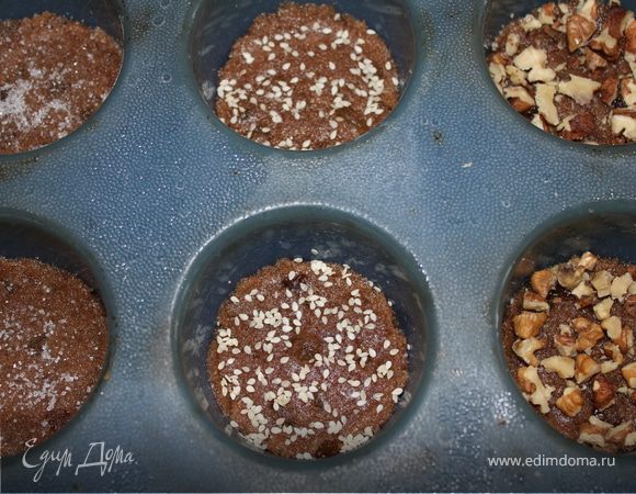 Заполняем силиконовые формочки и по вкусу посыпаем их либо сахаром, либо орехами, либо кунжутом. Выпекаем в разогретой до 200 градусов духовке 15-20 минут. Хранить рекомендую в контейнере!