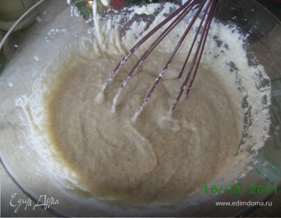 Дрожжы растереть с сахаром и солью,добавить теплую воду,дать хорошо раствориться дрожжам с сахаром и солью.Всыпать манную крупу,добавить крохмал,хорошо перемишать,нарыв салфеткой.Дать подняться в теплом месте.