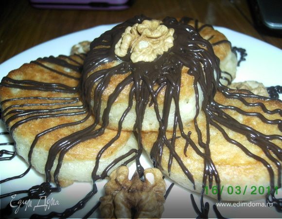 Готовые оладьи полить розтопленым шоколадом,можно украсить орешками.