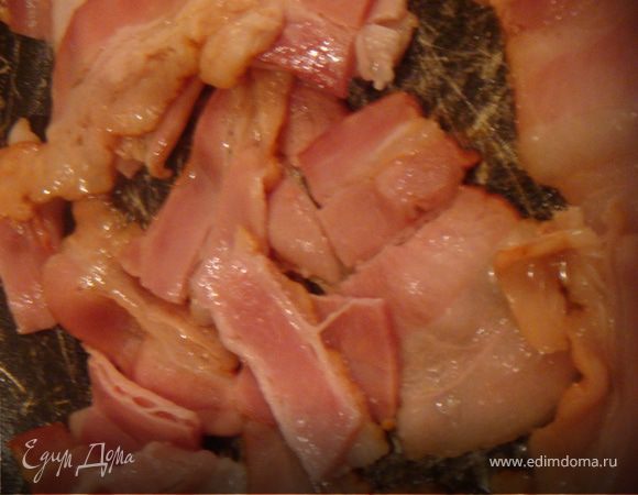 Приготовить спагетти до состояния аль данте (у меня 7 мин.-мальтальятти №4).
Пока варятся спагетти-приготовим соус: бекон порезать на небольшие кусочки- квадраты и обжарить его на сухой сковородке (пока не вытопится жир), добавить к бекону раздавленные зубки чеснока и прожарить до их золотистого цвета. Чеснок убрать.