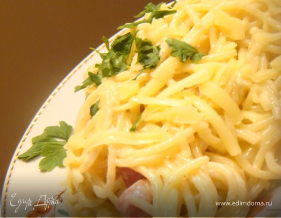 Тем временем спагетти у нас приготовились. Слить воду и добавить спагетти к соусу- прогреть минуты 3-4. Пока спагетти томятся в соусе натереть сыр и смешать его с перепелиными яйцами. Спагетти перемешать,выключить огонь и ввести сыр с яйцами и еще раз перемешать.
Подавать горячими на подогретых тарелках. Сверху посыпать петрушкой.
Приятного аппетита!