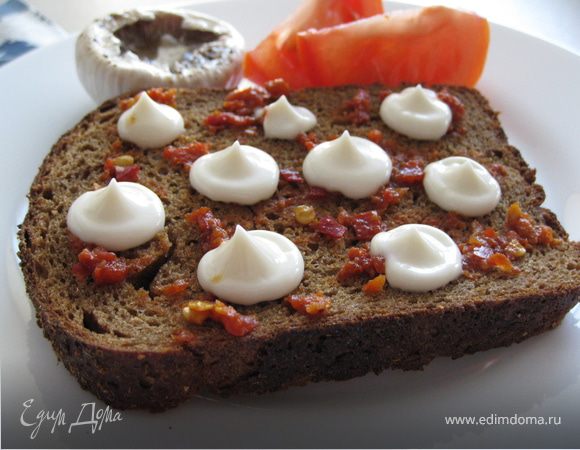 С помощью тостера сделать гренки, выложить на тарелки. Сверху кладем аджику для остроты и майонез для мягкости - в небольшом количестве.