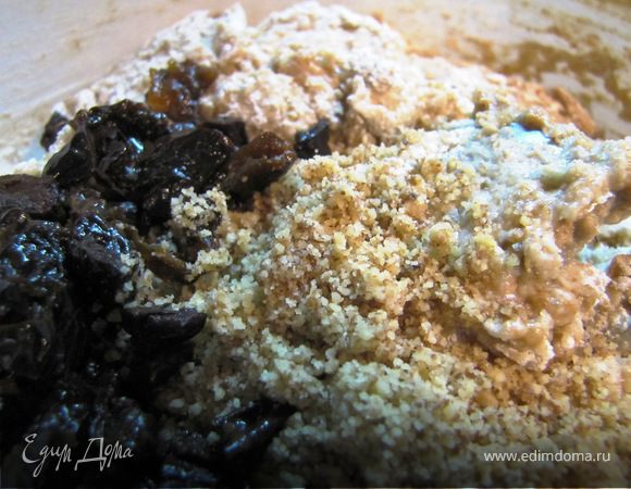 Смешать все сухие ингредиенты в том числе и соду, добавить сок, начать перемешивать. Добавить орехи и чернослив.