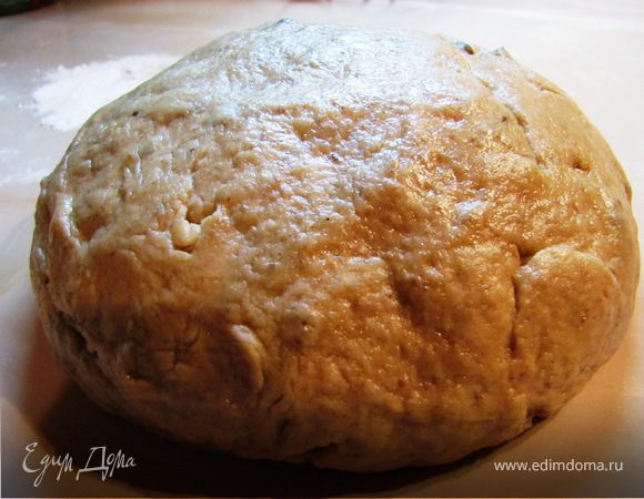 Также добавить  мед . Замесить тесто, добавляя постепенно масло при необходимости муку.