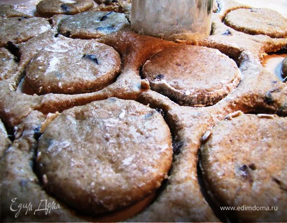 Раскатать тесто толщиной 1-1,3 см (т.е. не тонко).
Вырезать печенюшки,  мне показалось, что для такого рецепта больше подойдет большая круглая форма печенья, поскольку кусочки чернослива достаточно крупные.
