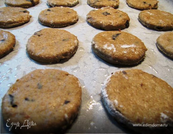 Переложить печенье на противень со смазанным маслом пергаментом.
Выпекать в духовке при 180 градусах 20-25 минут.
