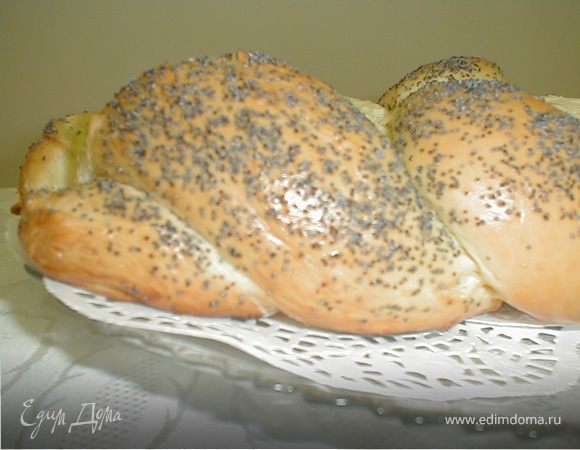 Затем смазаваем желтком с молоком, присыпаем маком. Выпекаем халу при  температуре до 180°С 40 минут