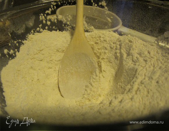 1.	Муку просеять в большую миску, добавить дрожжи и соль, перемешать.