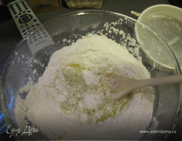 2.	Воду слегка подогреть, добавить масло и тоненькой струйкой ввести в муку. Замесить тесто