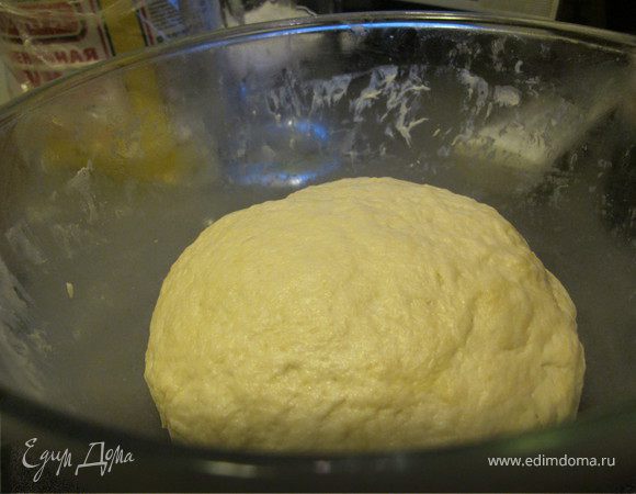 3.	Тесто получается очень нежным и слегка прилипает к рукам. Добавить 2 ст.л. Оливкового масла и месить тесто не менее 5 минут. Сформировать шар, прикрыть полотенцем и убрать в теплое место на 1 час.